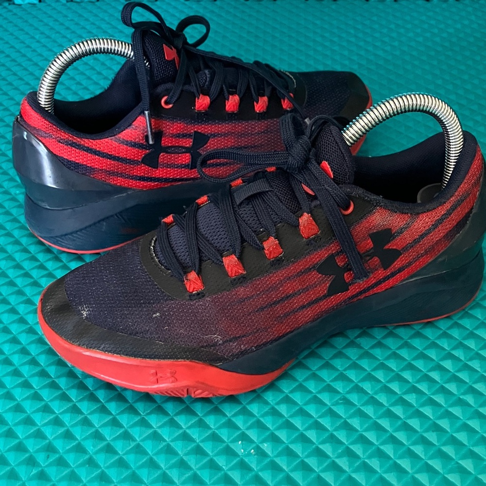 UNDER ARMOUR Big Boy Blue/Red Charged Controller basketball Shoes | 5.5Y